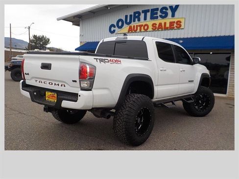Used 2019 Toyota Tacoma TRD Off-Road image 9