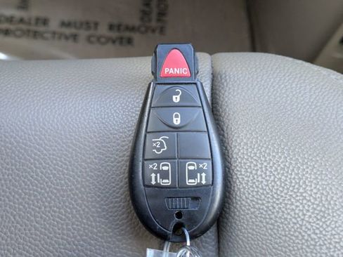 Used 2014 Chrysler Town & Country Touring image 27