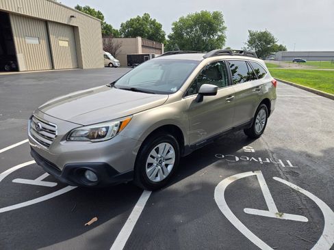 Used 2017 Subaru Outback 2.5i Premium AWD/4WD image 2