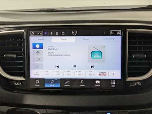 Used 2023 Chrysler Pacifica Touring-L image 28