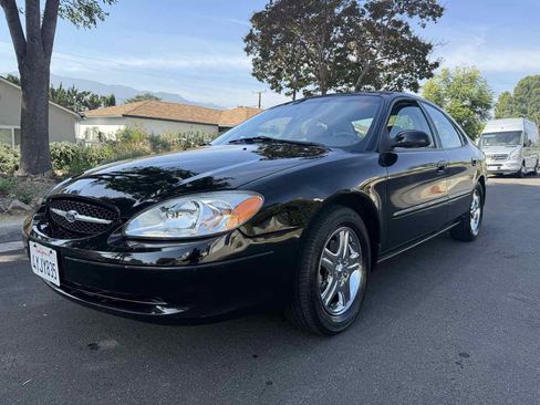 Used 2002 Ford Taurus SE image 2