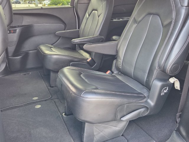Used 2025 Chrysler Pacifica Select FWD image 8