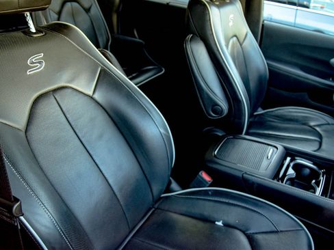 Used 2025 Chrysler Pacifica Limited FWD image 9