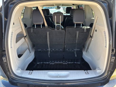 Used 2023 Chrysler Pacifica Touring-L image 10