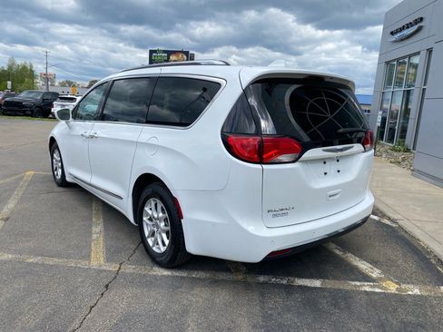 Used 2020 Chrysler Pacifica Touring-L w/ Advanced Safetytec Group FWD image 3