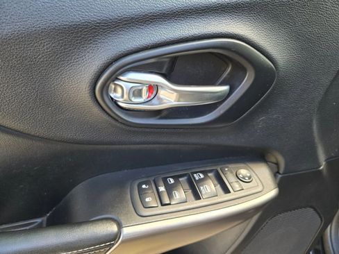 Used 2019 Jeep Cherokee Latitude Plus w/ Comfort/Convenience Group image 10