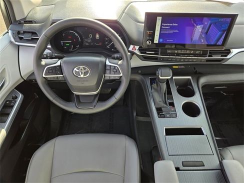 Used 2025 Toyota Sienna XLE image 15