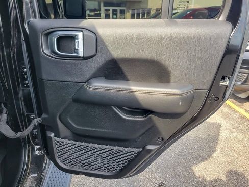 Used 2022 Jeep Wrangler Unlimited Sahara AWD/4WD image 21