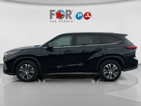 Used 2022 Toyota Highlander XLE image 2