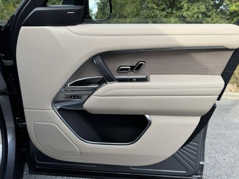 Used 2023 Land Rover Range Rover SE image 20