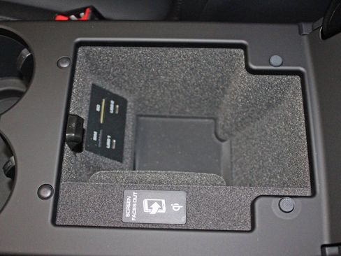 Used 2025 Porsche Macan image 32