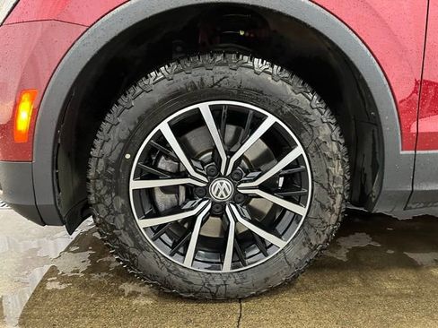 Used 2021 Volkswagen Tiguan SE AWD/4WD image 23