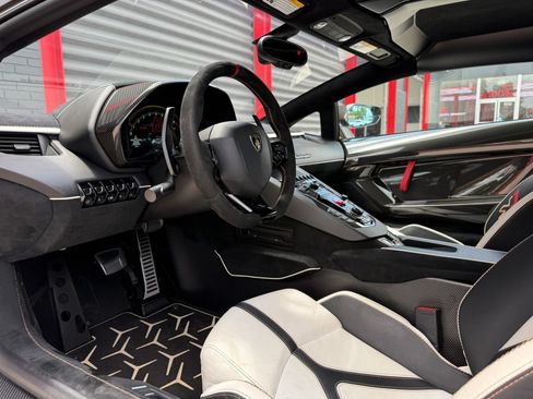 Used 2020 Lamborghini Aventador SVJ AWD/4WD image 2