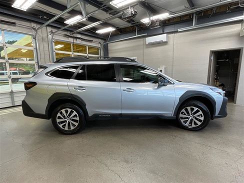 Used 2024 Subaru Outback AWD/4WD image 6