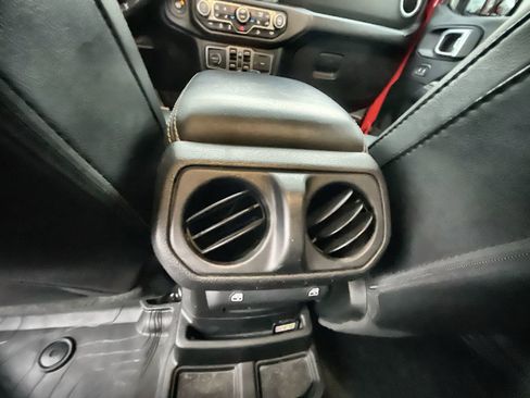 Used 2020 Jeep Wrangler Unlimited Sahara image 21