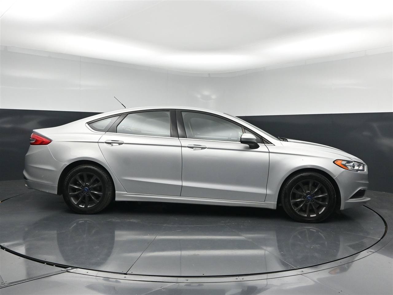 Used 2017 Ford Fusion SE w/ Fusion SE Technology Package FWD image 4