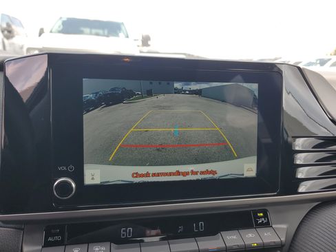 Used 2025 Toyota Camry SE image 9