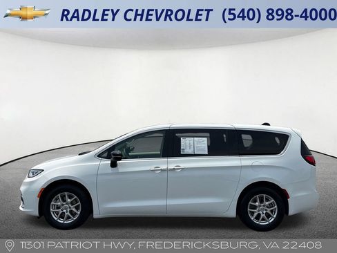 Used 2024 Chrysler Pacifica Touring-L FWD image 16