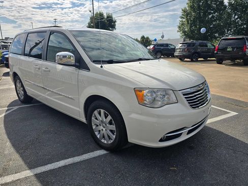 Used 2011 Chrysler Town & Country Touring-L w/ Entertainment Group #2 image 8