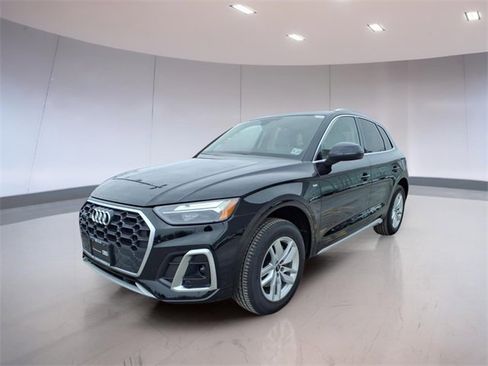 Used 2023 Audi Q5 2.0T Premium w/ Convenience Package image 3