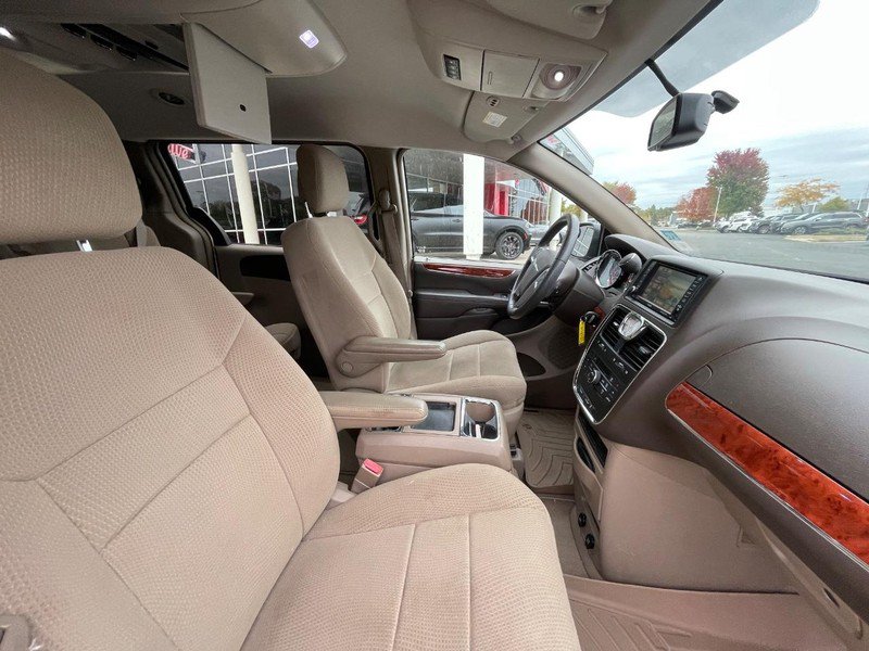 Used 2014 Chrysler Town & Country Touring FWD image 4