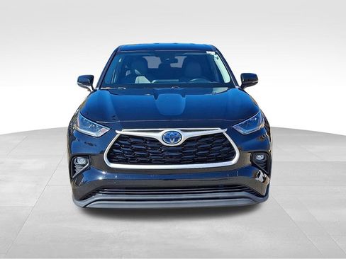 Used 2021 Toyota Highlander LE image 2