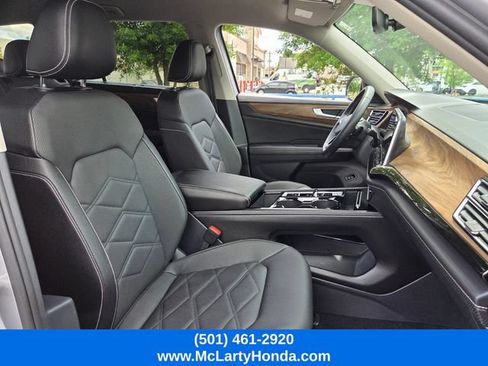 Used 2025 Volkswagen Atlas SE FWD image 17