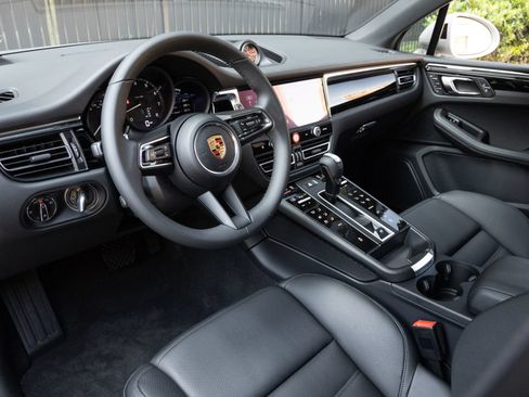 Certified 2026 Porsche Macan AWD/4WD image 4