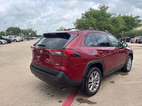 Used 2023 Toyota RAV4 XLE Premium image 5