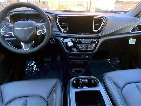 New 2026 Chrysler Pacifica Select image 5