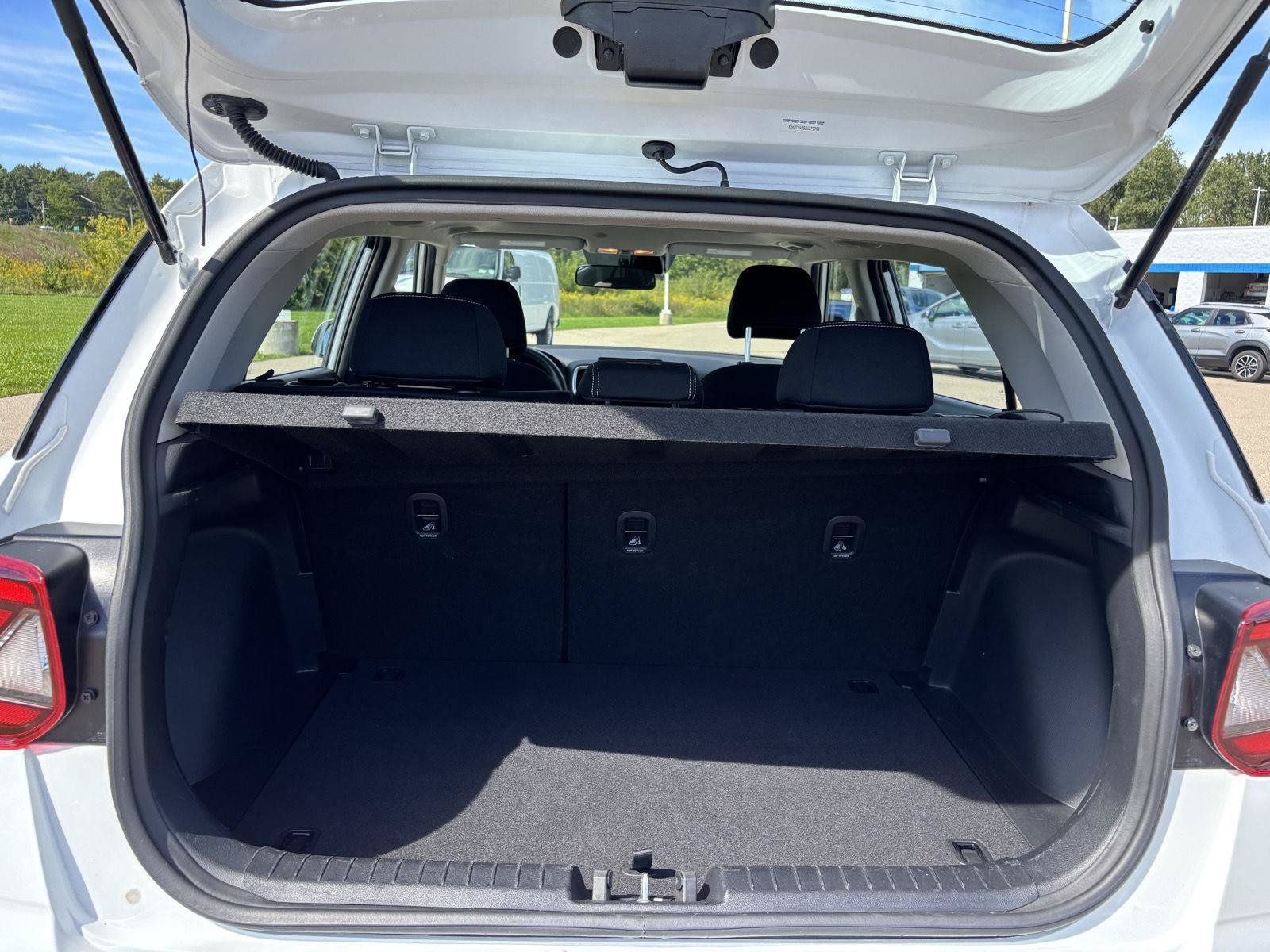 Used 2025 Hyundai Venue SEL FWD image 13