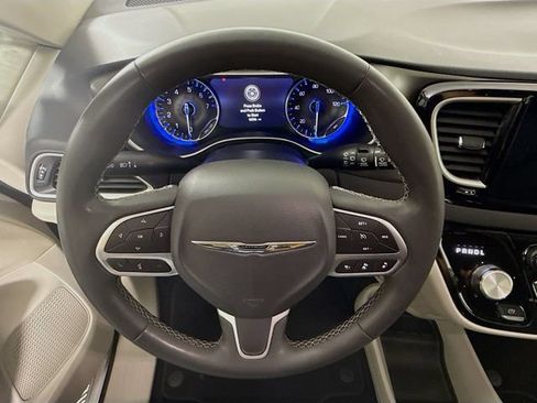 Used 2023 Chrysler Pacifica Touring-L FWD image 15