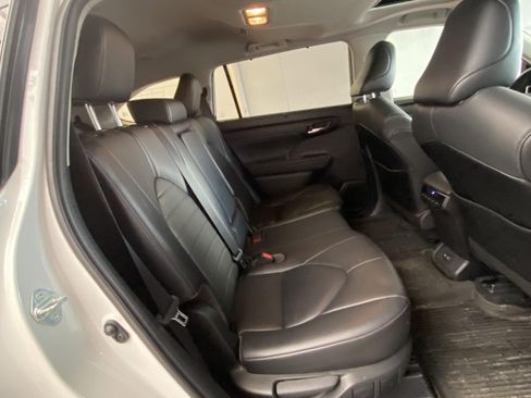 Used 2021 Toyota Highlander XLE AWD/4WD image 12