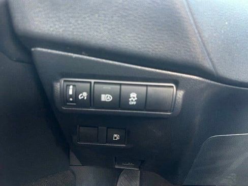 Used 2024 Toyota Corolla Cross SE image 12