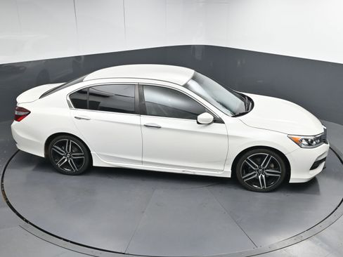 Used 2017 Honda Accord Sport image 31