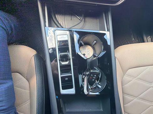 Used 2025 Volkswagen Atlas Cross Sport SE w/ Panoramic Sunroof Package AWD/4WD image 11