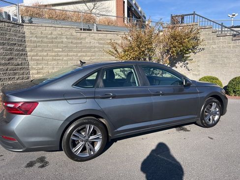 Used 2024 Volkswagen Jetta SE image 3