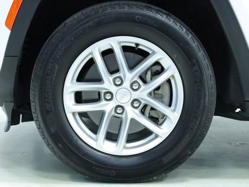 Used 2023 Jeep Grand Cherokee L Laredo image 7