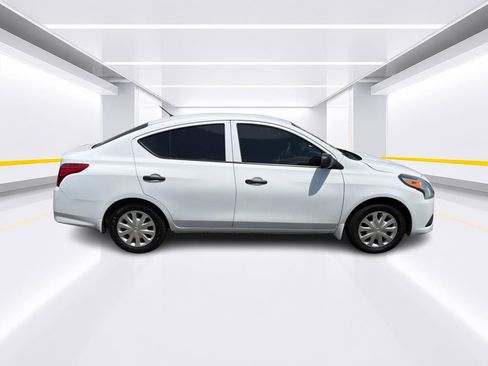 Used 2015 Nissan Versa S FWD image 3