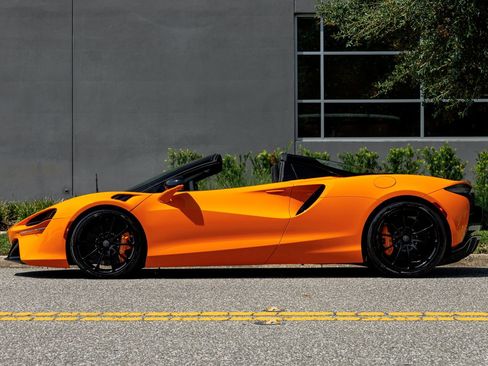 Used 2025 McLaren Artura Spider RWD image 21
