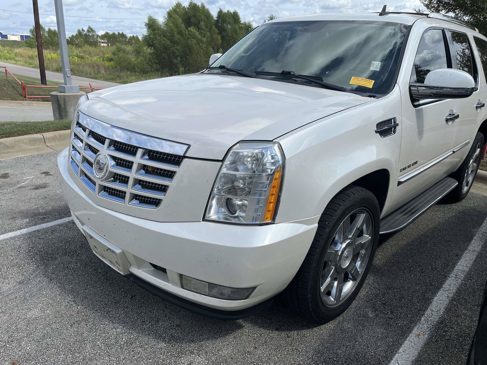 Used 2011 Cadillac Escalade Luxury RWD image 2