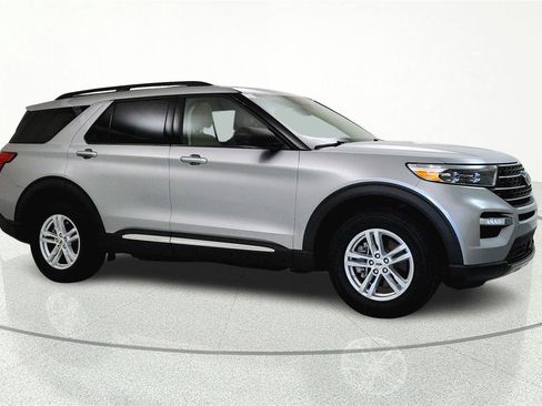 Used 2021 Ford Explorer XLT w/ Equipment Group 202A AWD/4WD image 8