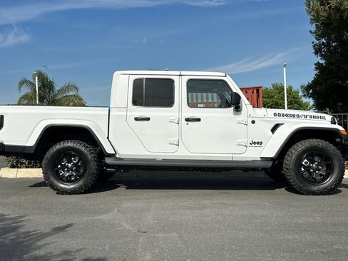 New 2025 Jeep Gladiator Sport image 3