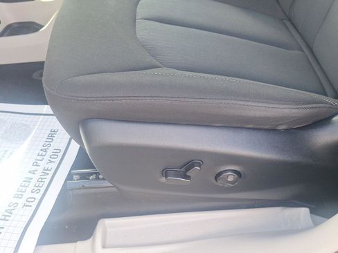 Used 2023 Chrysler Voyager LX image 10