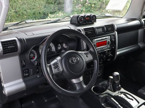 Used 2014 Toyota FJ Cruiser 4WD image 23