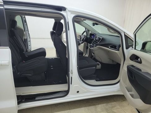 Used 2023 Chrysler Voyager LX FWD image 13
