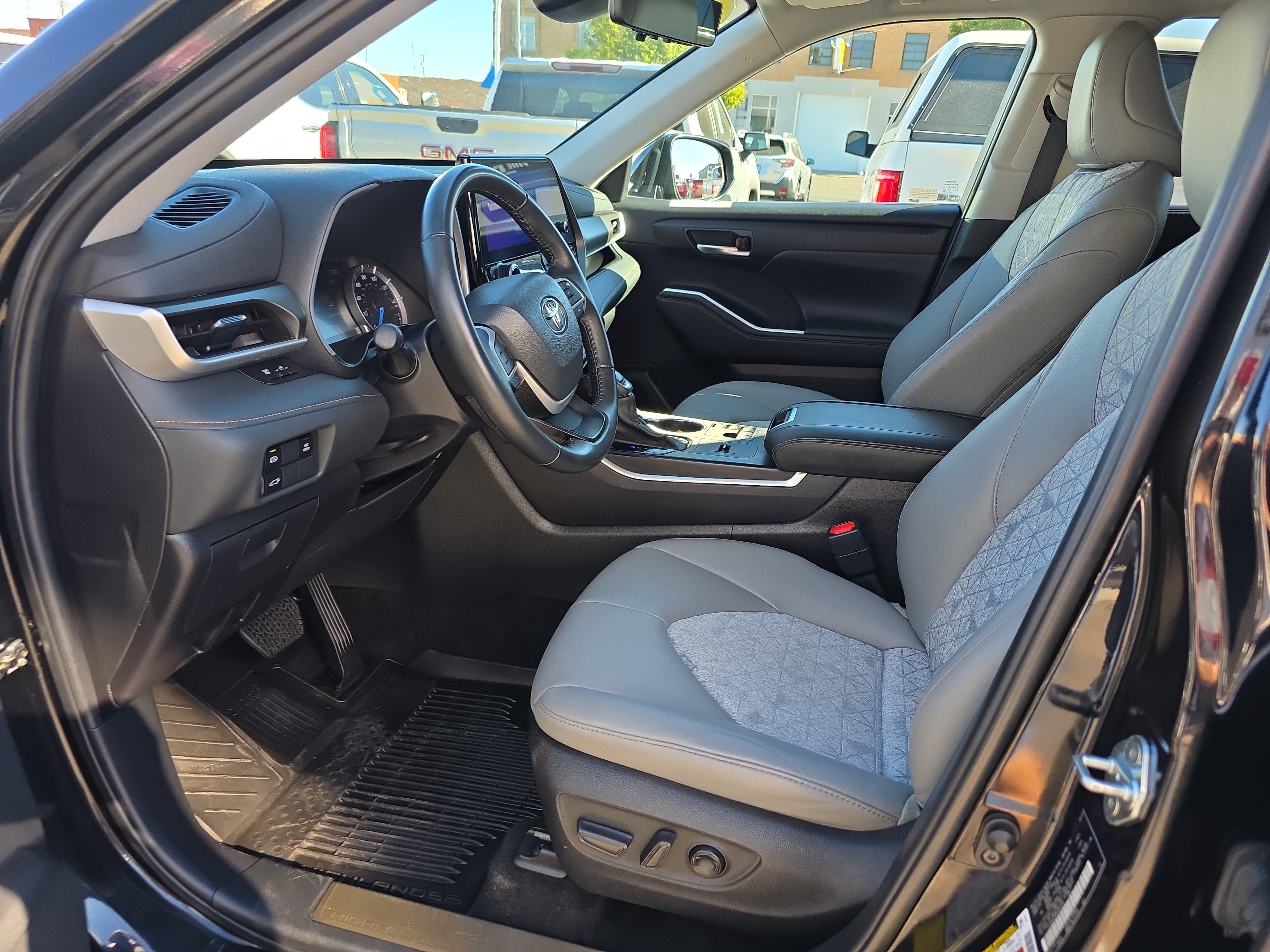 Used 2023 Toyota Highlander Bronze Edition AWD/4WD image 2