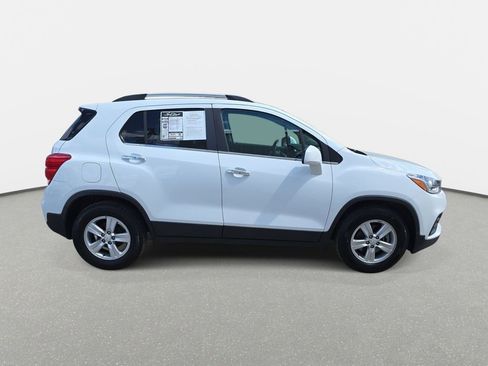 Used 2019 Chevrolet Trax LT w/ LT Convenience Package FWD image 4