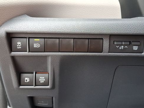Certified 2023 Toyota Sienna XLE FWD image 29