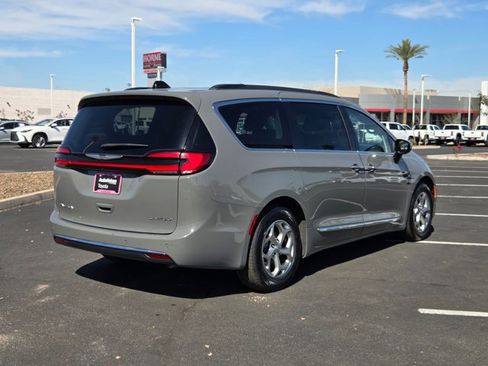 Used 2023 Chrysler Pacifica Limited image 5